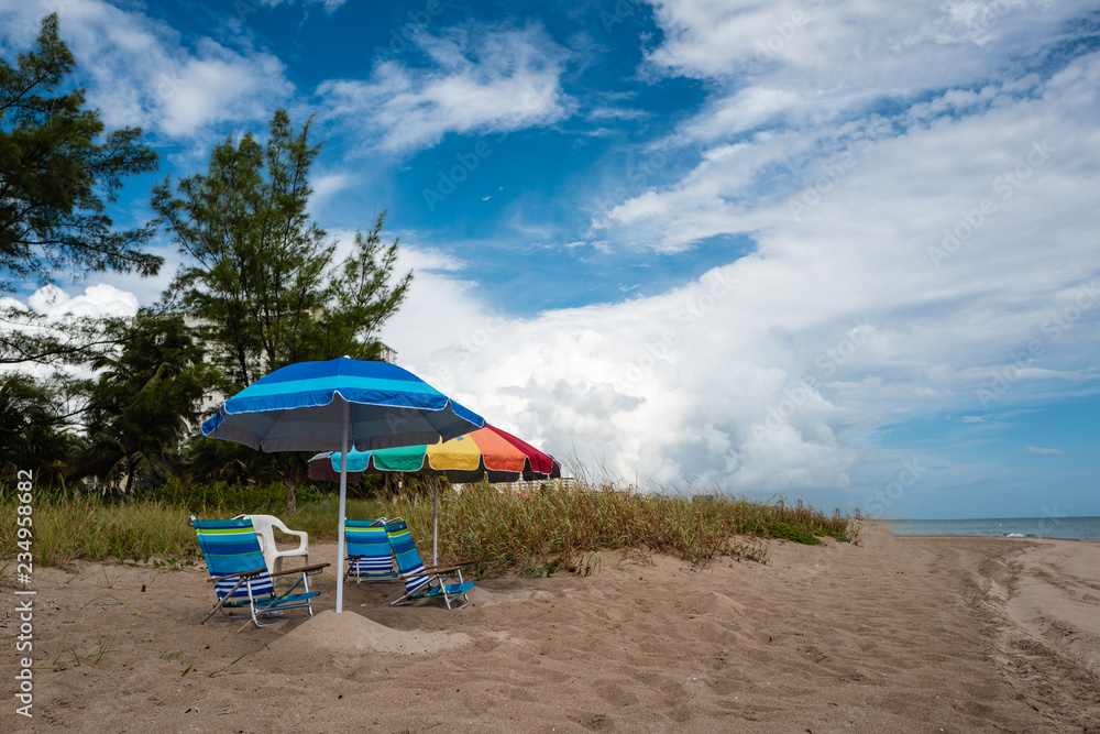 bunte sonnenschirme am strand in florida