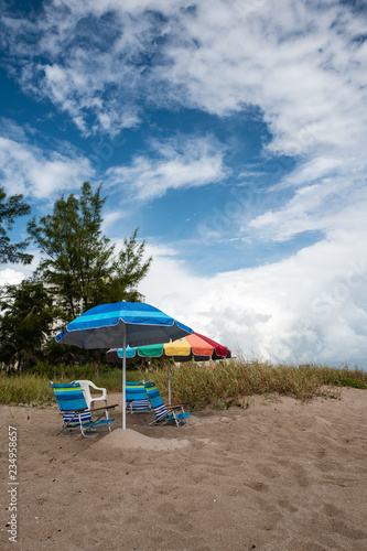 bunte sonnenschirme am strand in florida © Dirk