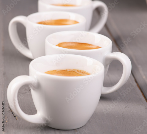 Чашки с эспрессо в ряд на столе