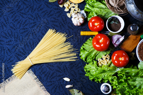 tomatoes with lettuce, garlic and spaghetti
