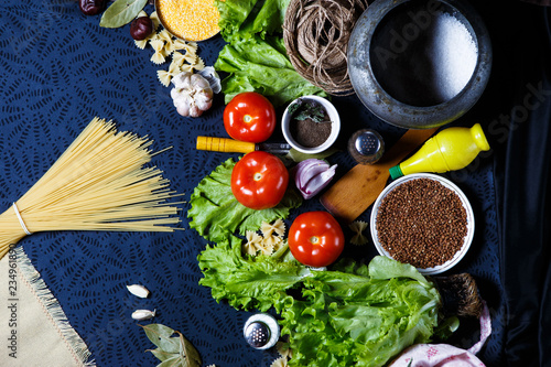 tomatoes with lettuce, garlic and spaghetti