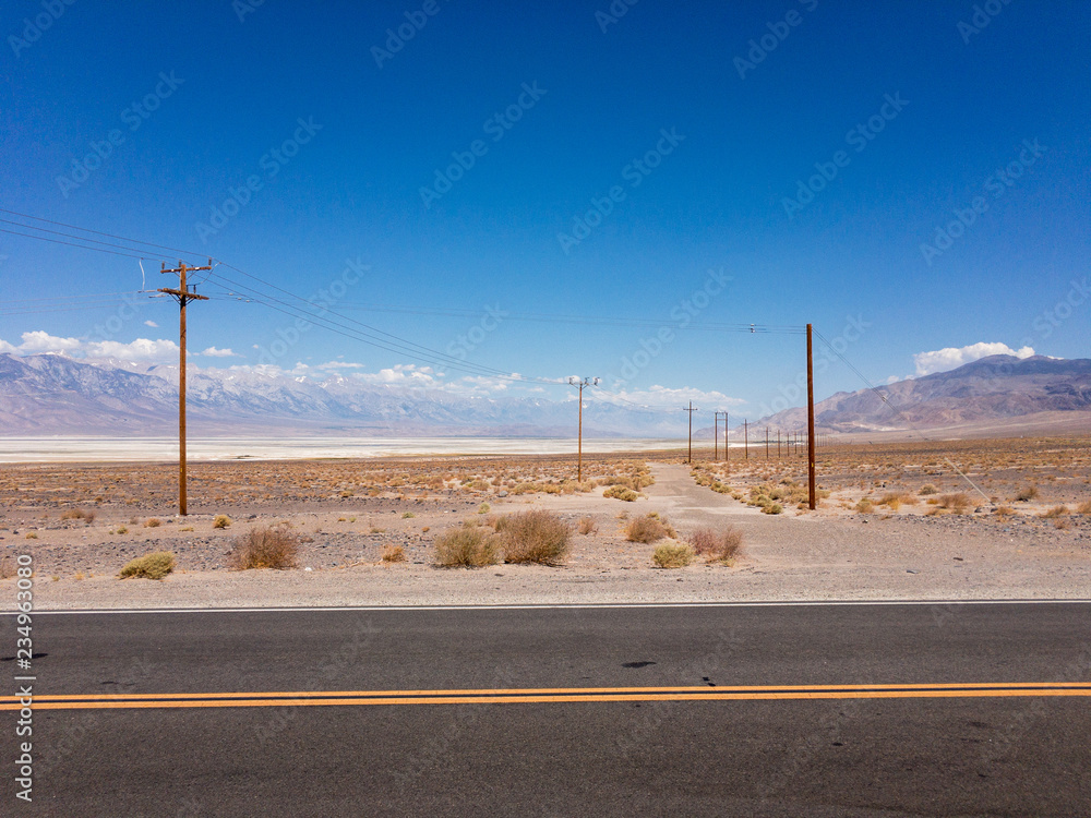 einsame straße durch wüste mit stromleitungsmasten, Death Valley National Park, Kalifornien, USA