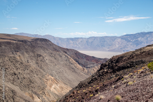 Blick von oben durch Seitental ins Death Valley, Death Valley National Park, Kalifornien, USA