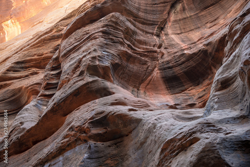 abstrakte, rote sandsteinformation im Zion Narrows Canyon mit Licht und schattenspiel, Utah, USA