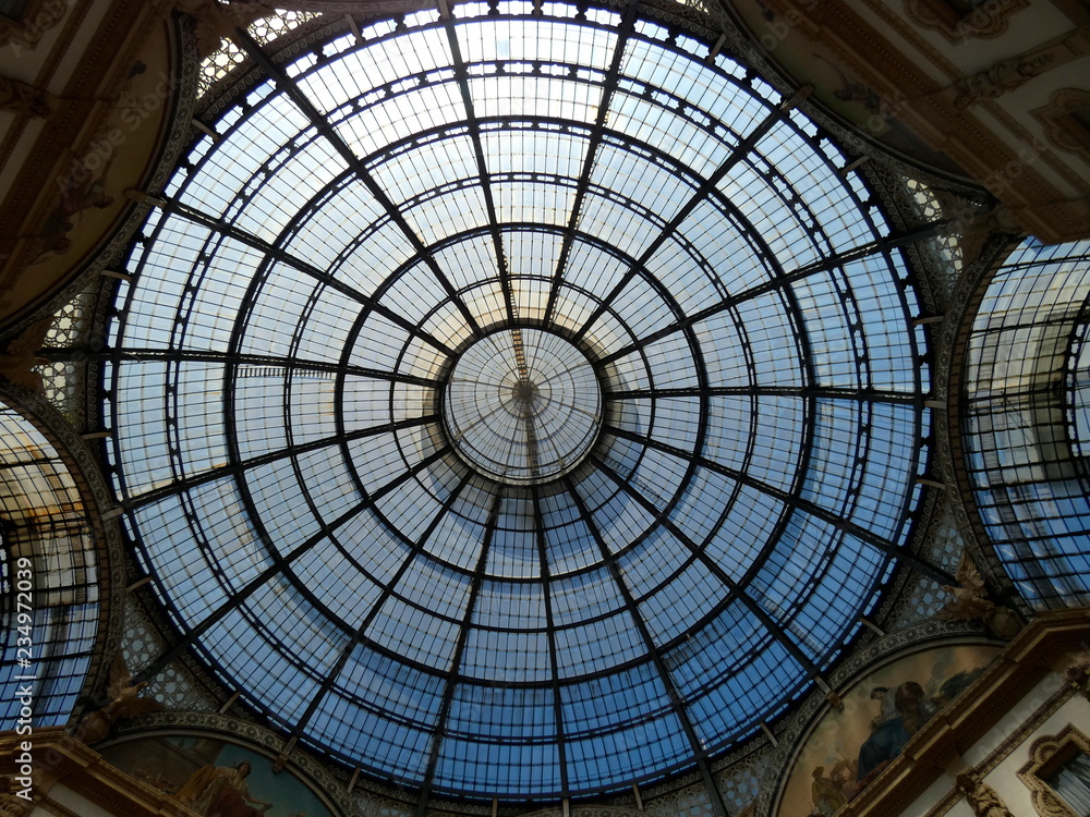 Galleria Vittorio Emanuele II, es un edificio formado por dos arcadas perpendiculares con bóveda de vidrio que se cruzan formando un octágono.