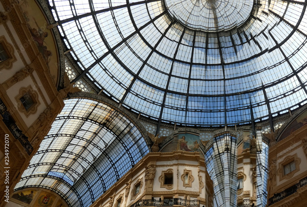 Galleria Vittorio Emanuele II, es un edificio formado por dos arcadas perpendiculares con bóveda de vidrio que se cruzan formando un octágono.