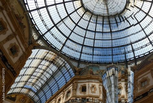 Galleria Vittorio Emanuele II  es un edificio formado por dos arcadas perpendiculares con b  veda de vidrio que se cruzan formando un oct  gono.