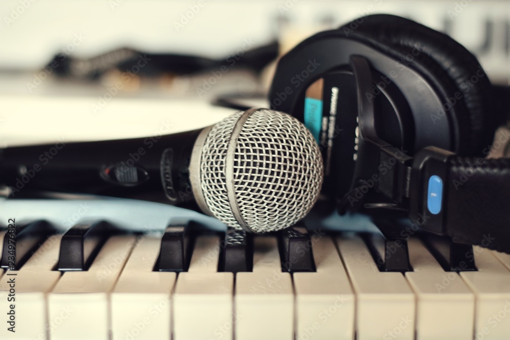 Obraz premium microphone and headphones on piano