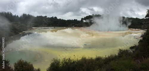 Dampfende Schwefelseen in Neuseeland photo