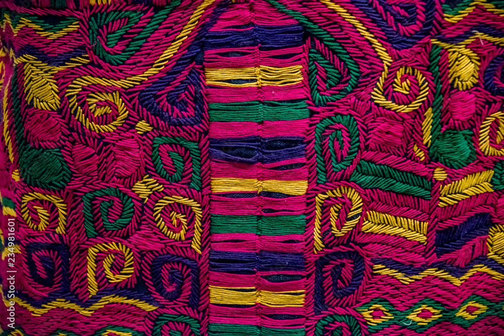 bordado chiapaneco tradicional indigena con diseño colorido y ...