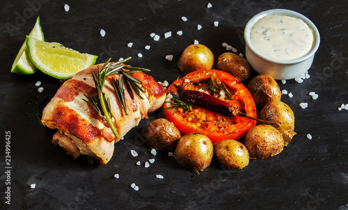 Foto chicken breast  and  vegetables