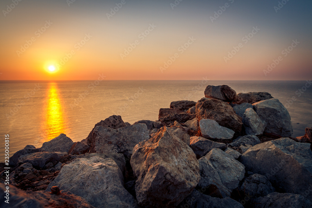 Sonnenaufgang am Meer mit Felsen