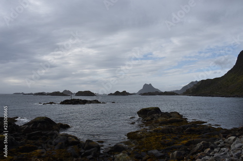 Norwegen, Leknes, Ballstad, Lofoten, Nordland, Küste, Fjord, Flut, Ebbe, Bucht, Felsküste, Berg, Gipfel, Seetang, Tang, Steilküste, Brandung, Henningsværstraumen photo