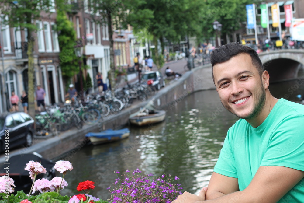 Obraz premium Przystojny etniczny mężczyzna w Amsterdamie