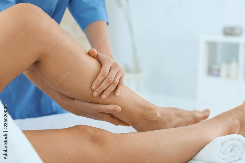 Φωτογραφία Woman receiving leg massage in wellness center, closeup