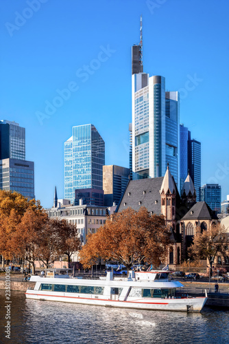 Frankfurt, Mainufer und Skyline photo