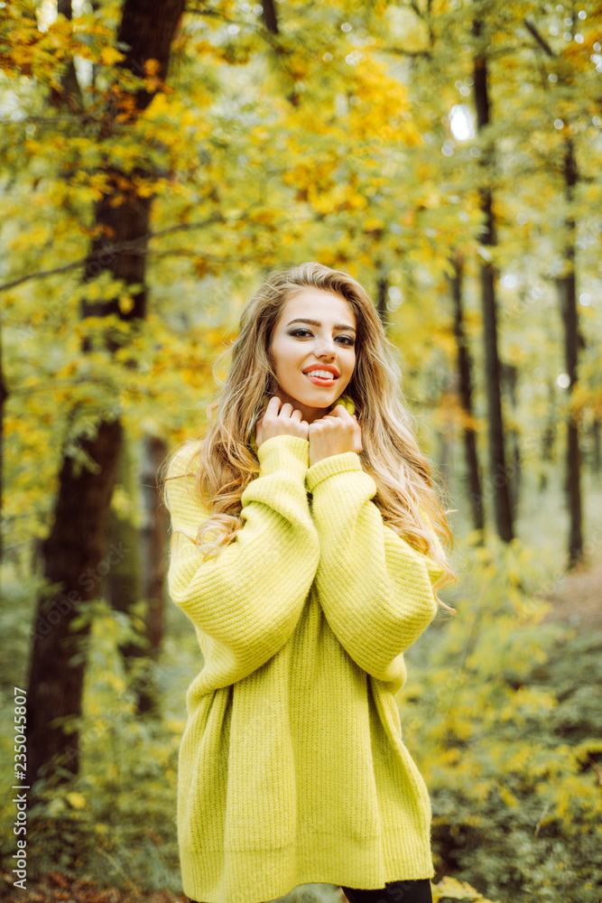 Free Photo  Attractive woman in autumn style trendy outfit