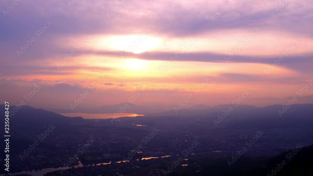穏やかな朝の風景 朝日が反射する瀬戸内海と屋島東側の町並み(香川県高松市) 穏やかな朝の風景 朝日が反射する瀬戸内海と屋島東側の町並み(香川県高松市)