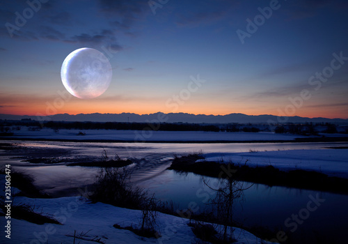 早朝の月と川辺の雪 © Seiichi Fukui