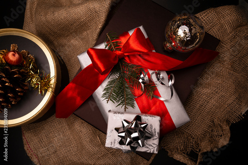 Eleganckie świąteczne prezenty. Świąteczny prezent pięknie zapakowane w dekoracyjne papiery i kokardy.