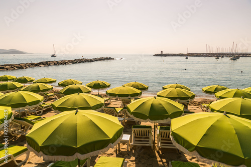 Bilde på lerret Plage et parasol sur la côte d'Azur en méditerranée sud de France