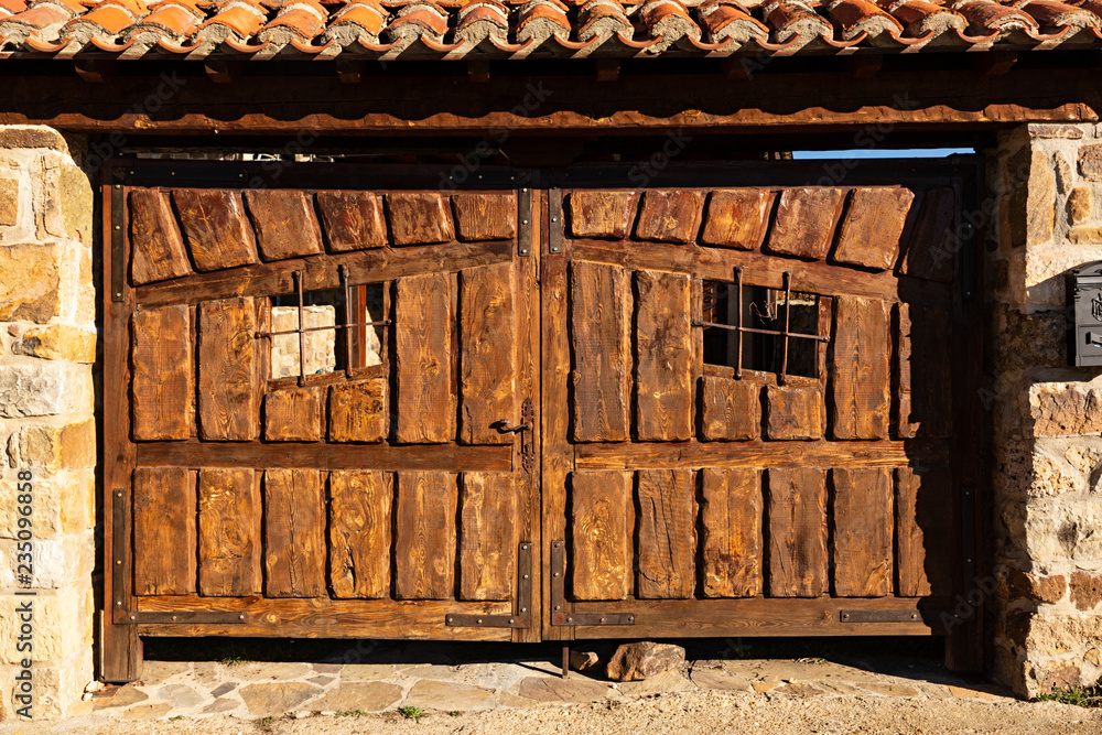 Puerta de garaje en madera rústica. Stock Photo | Adobe Stock