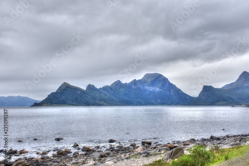 Norwegen, Nordland, Fv 17, 17, Fv17, Küstenstraße, Kystveien, Parkplatz, Rastplatz, Tisch, Bank, WC, Klo, öffentliches WC, Treppe, Stiege, Stein, Storvik, Fugløyfjorden,  photo