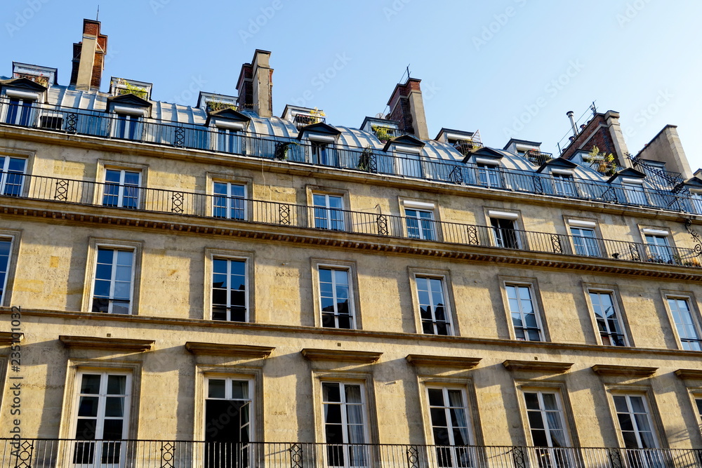 Derniers étages avec balcon sous les toits. Paris France.