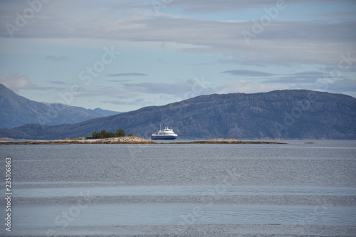 Norwegen, Fähre, E6, E10, Lødingen, Hafen, Bognes, Fjord, Bogstranda, Bogvika, Tysfjorden, Korsnes, Korsnesholmen, Ofoten, Fährschiffe, Linienverkehr, Lampe, Schiff photo