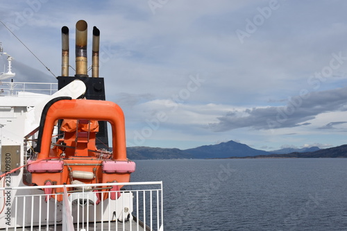 Norwegen, Fähre, Autofähre, Deck, Wasserstraße, E10, Lødingen, Hafen, Bognes, Fjord, Bogstranda, Bogvika, Tzsfjorden, Korsnes, Korsnesholmen, Ofoten, Lampe,  photo