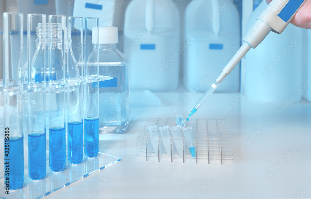 Liquid sample loading with automatic pipette Liquid sample loading with automatic pipette