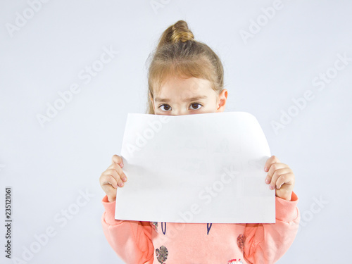 ребенок с листом бумаги