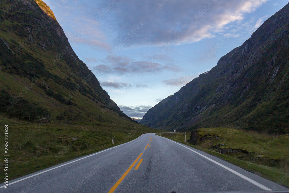 Naklejka premium road in mountains