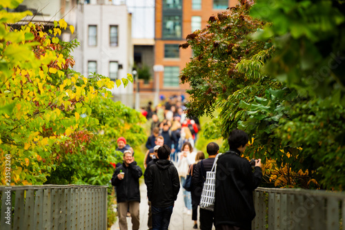 Obraz na płótnie (selective focus) People walking on the beautiful High Line in Manhattan, New York, USA. w salonie