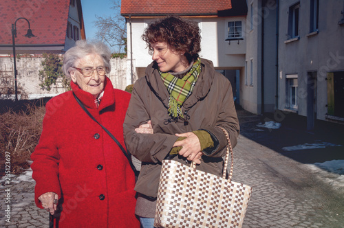 Obraz na płótnie Seniorin mit Betreuerin gehen einkaufen