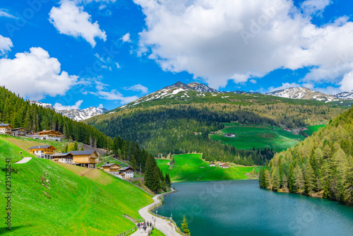 Durnholzer See mit schneebedeckten Berggipfeln Südtirol Italien