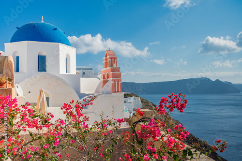 Caratteristica chiesa con cupola blu affacciata sul mare, isola di Santorini GR 