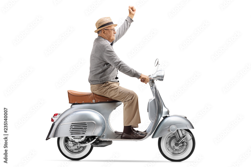 Fototapeta premium Dojrzały mężczyzna jedzie na staromodnym skuterze i trzyma rękę