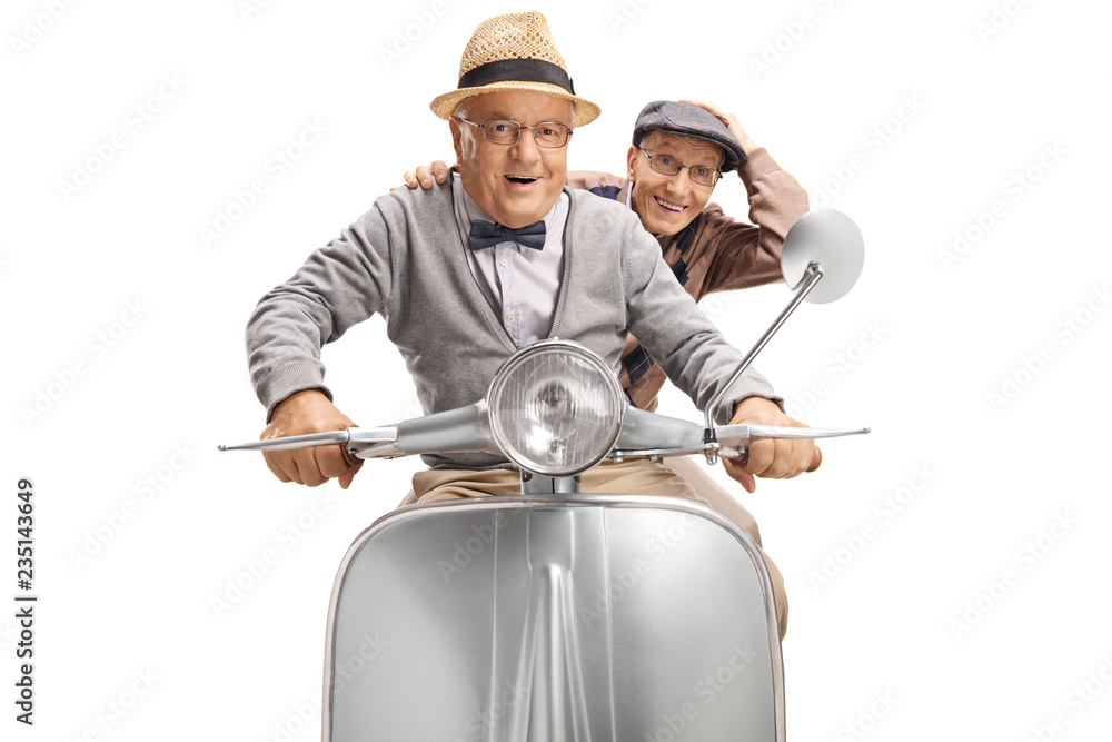Fototapeta premium Dwa rozochoconego starszego mężczyzna jedzie hulajnoga