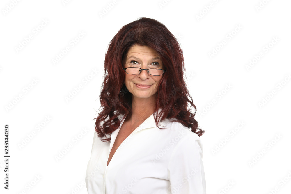 Ältere Frau schaut lächelnd über ihren Brillenrand Ältere Frau schaut lächelnd über ihren Brillenrand