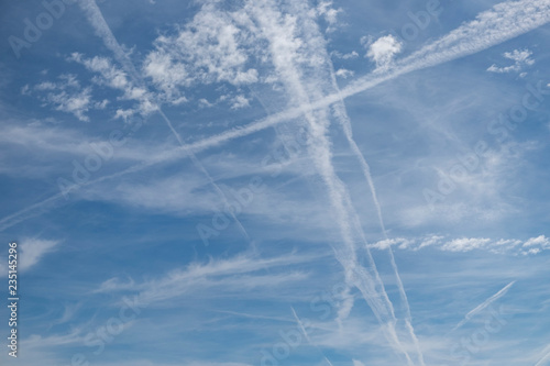 I do not like the airplanes, but the design of the contrail good photo theme