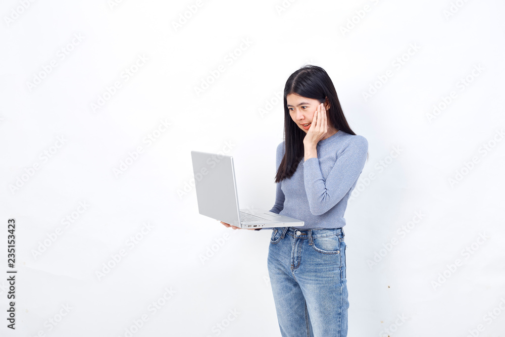 Naklejka premium womon hand holding laptop voice activated