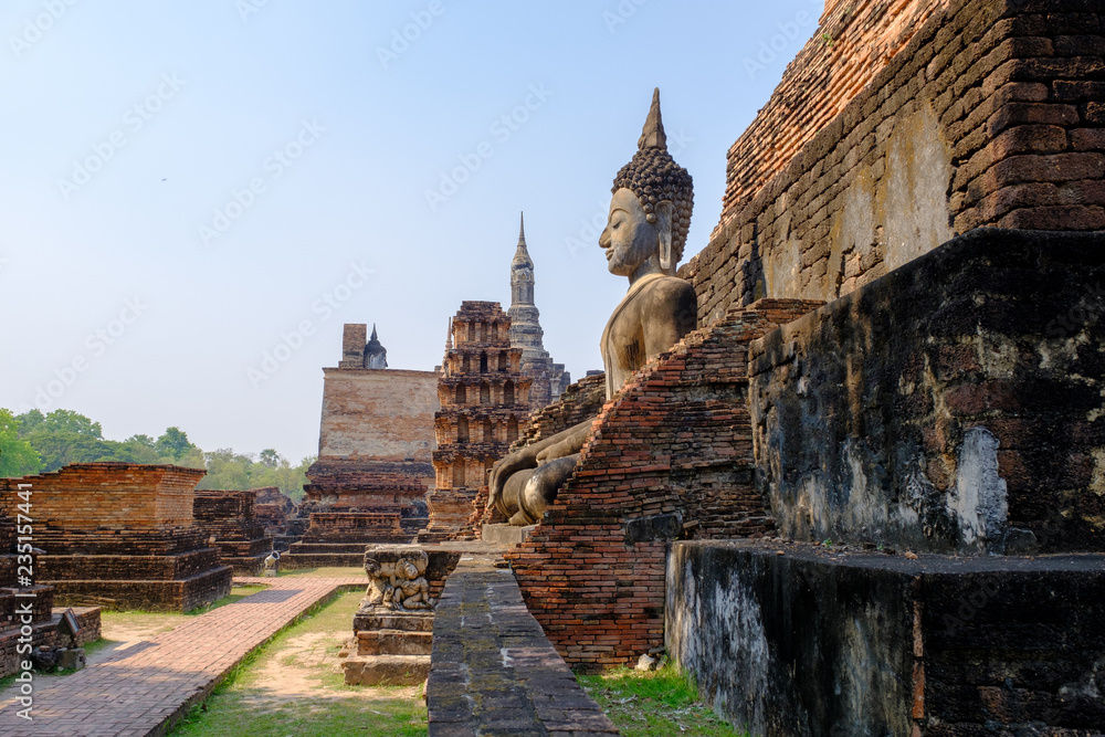 Fototapeta premium buddha statue in the ancient city in Thailand