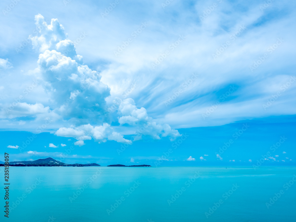 Obraz premium Seascape view under cloudy blue sky