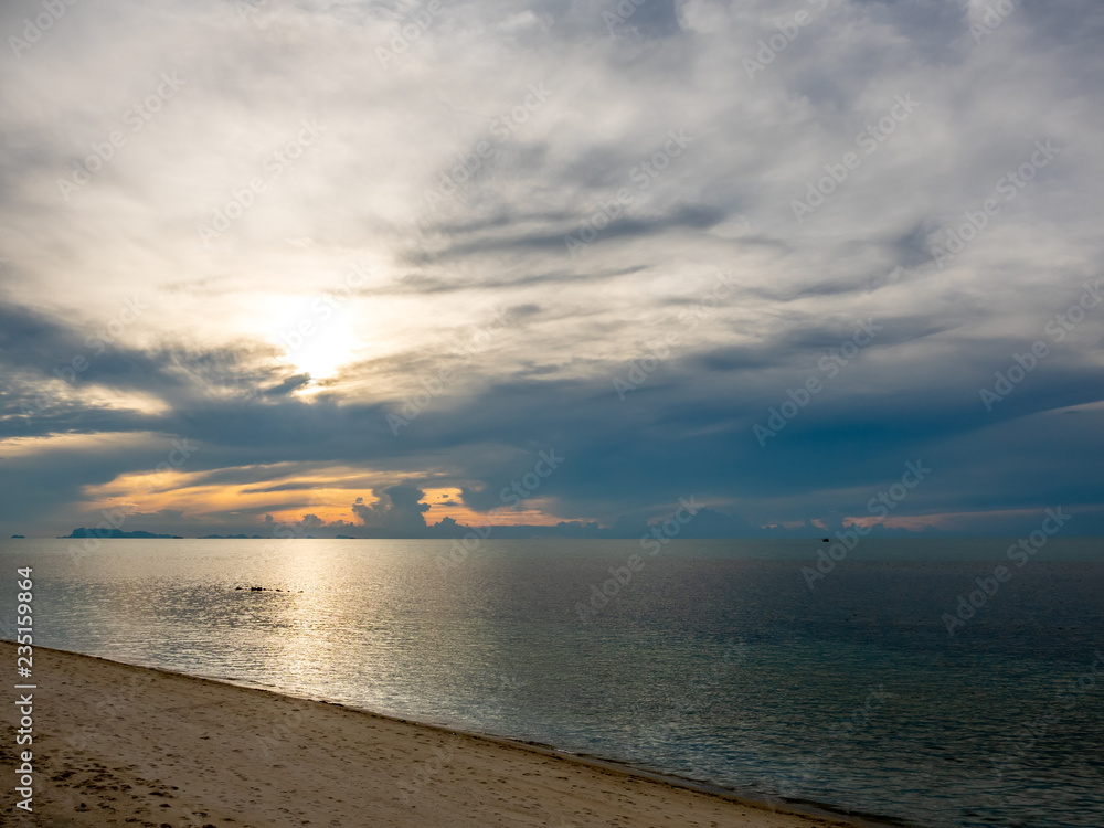 Obraz premium Seascape view under twilight evening sky