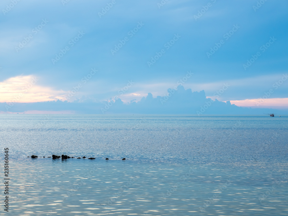 Obraz premium Seascape view under twilight evening sky