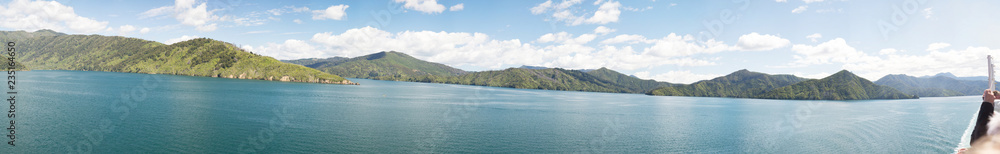 Panorama über den See mit Bergen