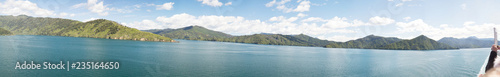 Panorama über den See mit Bergen © mkoenen