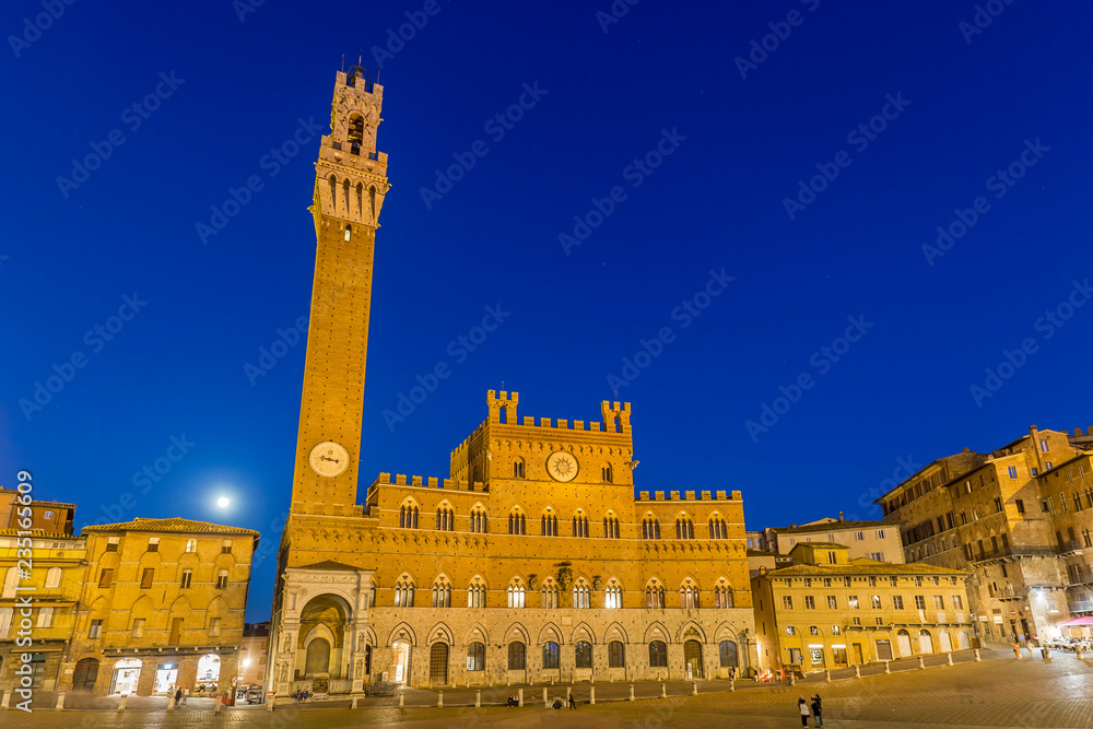 Blaue Stunde beim Palazzo Publico, Siena