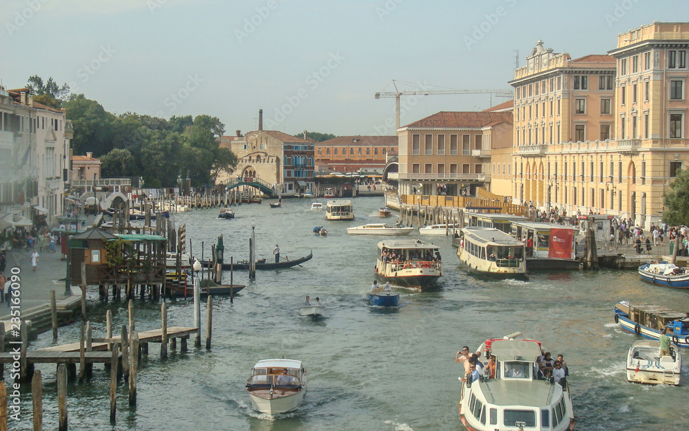 Calles y canales en la ciudad de Venecia, Italia